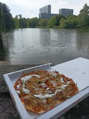 Dönerpizza + Mais, Zwiebeln & Tzatziki (Samstags ist Pizzatag, 30 cm Pizza + Getränk = 8€) at Paki Doner Pizza in Hamm