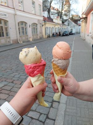 Salty peanut and cherry & blood orange and Oreo cookie (not vegan) at Gelato Ladies in Tallinn