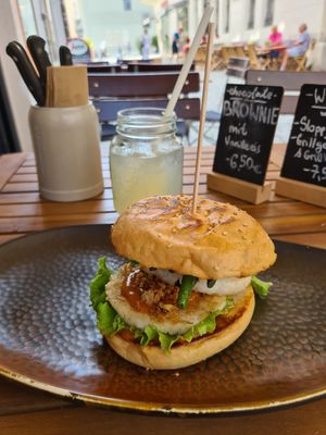 Burger mit Reispatty, grünen Bohnen und Tomate at Zweite Heimat in Passau