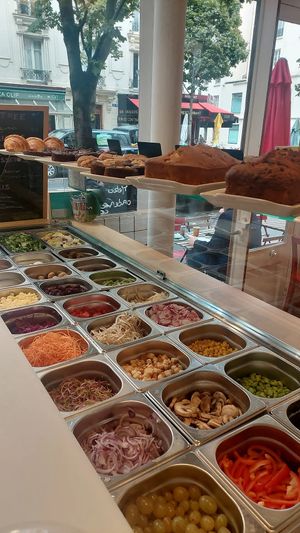 Notre bar à salade (avec option vegan) at Oummi in Paris