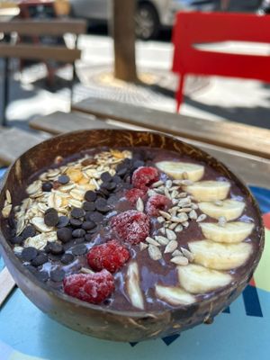 Açaï bowl at Oummi in Paris