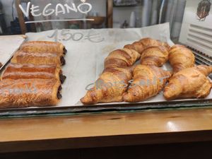 Vegan Neopolitano and Croissant at I Need Coffee in Granada