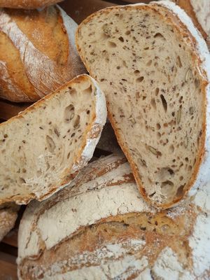 Pain au levain, farine bio et cuisson au feu dec bnois. 4 cereales at TATUP.fr in Amberieu-en-bugey