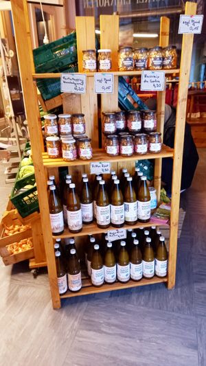 hafermilch in flaschen und geröstete nüsse in pfandgläsern at Pure Note in Dusseldorf