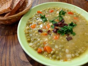 Pea soup with tofu bacon at Pure Note in Dusseldorf