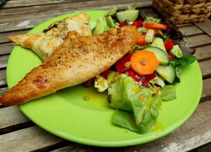 Spinach Pita with salad at Pure Note in Dusseldorf