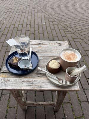 Tea + coffee brownie on the left and chai latte + carrot cake on the right  at Rose & Vanilla in Utrecht