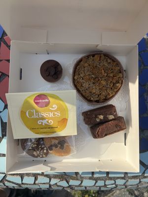 Koffie Brownie petit four, Walnoten Brownie petit four, Kokos & Chocolate Taart petit four 5,85€
Appeltaart 4,75€
Cakejes Classic 4,25€  at Rose & Vanilla in Utrecht