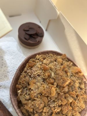 Kokos & Chocolate Taart petit four 5,85€
Appeltaart 4,75€  at Rose & Vanilla in Utrecht