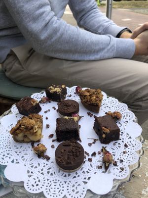 Cake sharing platter for 2 (apple pie, plain brownie, brownie with nuts, and chocolate-coconut tart) at Rose & Vanilla in Utrecht