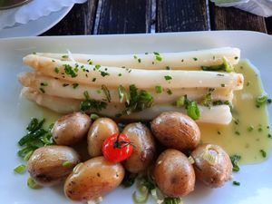 Spargel mit Vinaigrette und Kartoffeln at Ox in Heitersheim