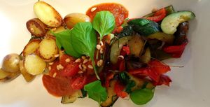 Gebratenes mediterranes Gemüse mit Rosmarinkartoffel und Tomatensauce 🍅 at Ox in Heitersheim