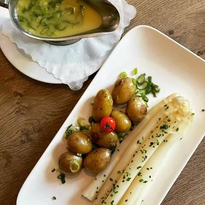 Markgräflerland:  Spargel mit Kartoffeln und Vinaigrette at Ox in Heitersheim