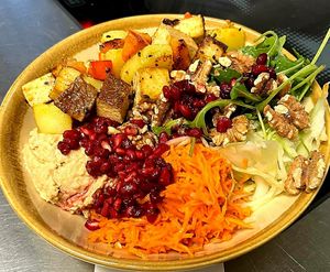 Herbstliche vegane Bowl mit Kürbis,  Walnüssen und Granatapfelkernen at Ox in Heitersheim