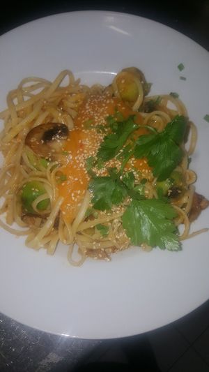 Linguini mit Rosenkohl, Champignons, Ingwer- Karottensauce und geröstetem Sesam at Ox in Heitersheim