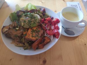Vegan Hot Bowl und Goldene Milch at gecobli in Munich