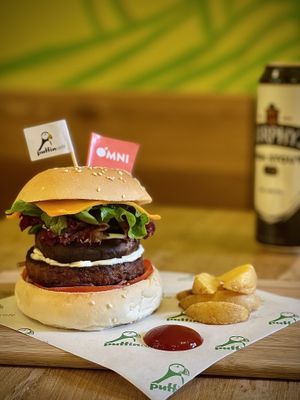 🍔🍔🍔🌱  at Puffin Cafe in Macau