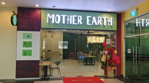 Stall front at Mother Earth 大地之素 in West Singapore