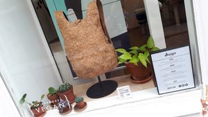 Cork bag made in Portugal at Arsayo in Paris
