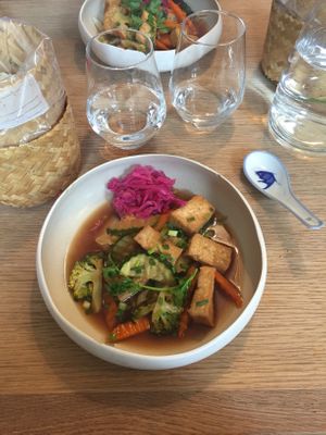 Tofu mariné sauté aux légumes, sauce saigon & riz parfumé. 17€ at Cafe Saigon in Saint-emilion