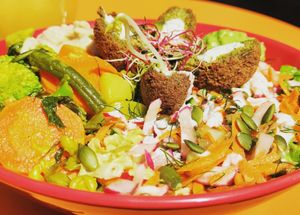 Plat du jour, riz, lentilles, légumes de saison, crème de sésame et avocat  avec 2 falafels, gluten free at Imagine Café in Paris