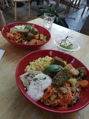 Plates of the day at Imagine Café in Paris