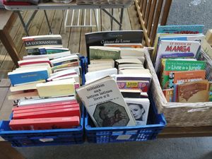 Books ❤️ at Imagine Café in Paris