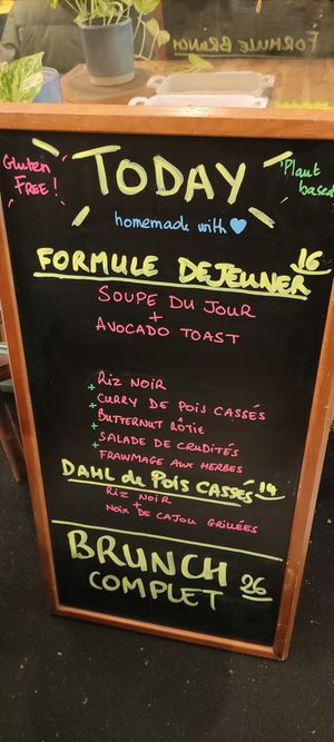 Brunch menu on week end only at Imagine Café in Paris