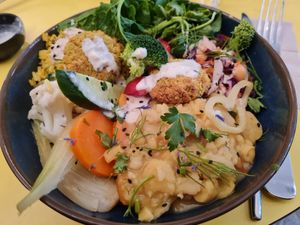 Bowl with greens, legumes, felafeln at Imagine Café in Paris