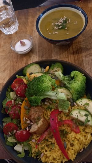 bowl and soup of the day 15€ resp. 7€ at Imagine Café in Paris