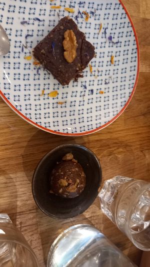 raw brownie 5,95€ and energy ball 2,90€ at Imagine Café in Paris
