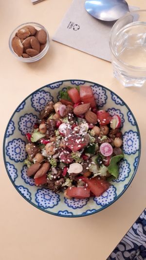 Summer salad bowl at Imagine Café in Paris
