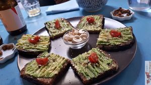 Avocats Toast with friends at Imagine Café in Paris