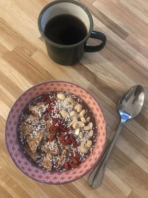 Healthy breakfast! Brekkie Ball. Natural organic food, no additives, no sugar, no gluten. Full of vitamins and fibers! 9,90€  at Imagine Café in Paris