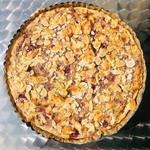 Tarte amandine pommes / framboises 

#bekind #bekindcafe #bekindcafegeneva #bekindcafegeneve #vegandessert #vegandesserts #vegangeneve #vegangeneva #genevavegan #vegantart #nolac at Be Kind Cafe in Geneva