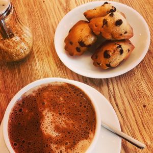 Avec le café vous seriez plutôt canistrelli corse au citron, cannelé bordelais ou madeleine choc / vanille ? 
Retrouvez nos petites douceurs “à la française” plant-based e at Be Kind Cafe in Geneva