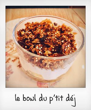 Fruits frais en morceaux, yaourt de soja sucré au sirop d’agave, granola maison quinoa, avoine, graines de tournesol, graines de courges, amandes. 
Sans gluten. at Be Kind Cafe in Geneva