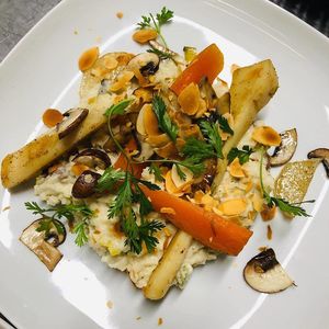 Risotto aux champignons, carottes, persil racine, poireaux et amandes  at Be Kind Cafe in Geneva