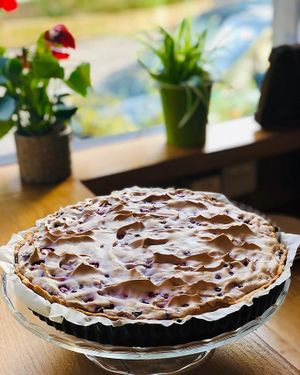 Dessert aux fruits du jour: tarte meringuée myrtilles-framboises 😱😍 at Be Kind Cafe in Geneva