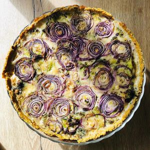 Tarte salée du jour: brocoli, oignons rouges et graines de carvi. 

 at Be Kind Cafe in Geneva
