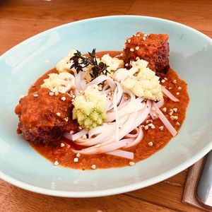 Boulettes de Sarrazin / gingembre cuites à la vapeur, compotée de tomates, tagliatelles de riz et chou romanesco croquant.  at Be Kind Cafe in Geneva