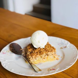Crumble pommes / avoine / graines de tournesol et sa boule de glace vanille végétalienne 🍏🍎 
 at Be Kind Cafe in Geneva