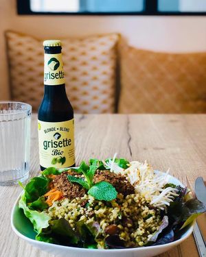 Salade du jour: crudités, taboulé de boulghour / haricots mungo / raisins secs / menthe, galettes de tofu & légumes.  at Be Kind Cafe in Geneva