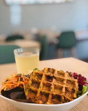 Salade du jour: crudités, céleri rémoulade, salade verte, gaufre de légumes et pois chiche. Sans gluten. 
Kefir aux figues  at Be Kind Cafe in Geneva