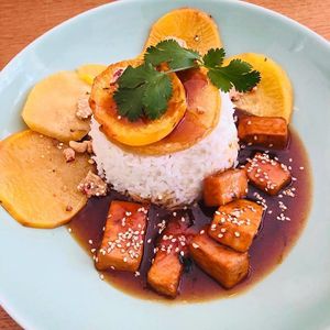 Tofu sauce caramel et sésame, riz basmati et rutabagas glacés.  at Be Kind Cafe in Geneva