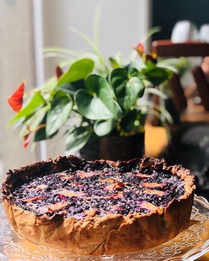 Dessert aux fruits du jour: tarte aux pommes et myrtilles at Be Kind Cafe in Geneva