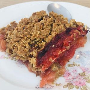 Dessert aux fruits du jour: crumble pommes - rhubarbe- fraises 😱😱 at Be Kind Cafe in Geneva