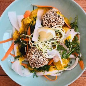 Curry thaï fumé aux pommes de terre et légumes (pousses de soja, panais, aubergines, céleri branche, poivrons verts). Accompagné de boulettes de patate douce & quinoa / taglia at Be Kind Cafe in Geneva