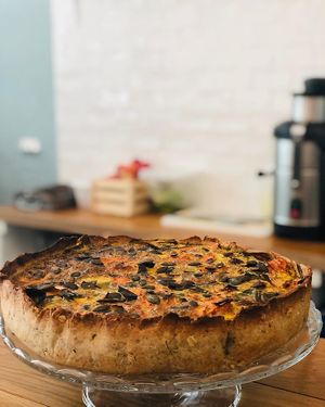 Tarte salée du jour : carottes / poireaux / curry / graines de courge.  at Be Kind Cafe in Geneva
