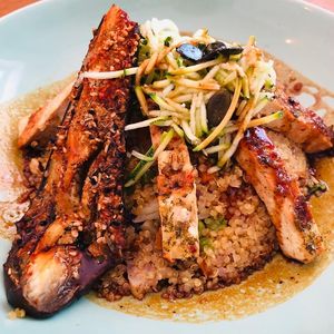 Quinoa printanier aux lardons de tofu caramélisés à la bière et aux petits légumes (fenouil, chou-fleur, carottes, petits pois). Accompagné d’aubergine rôtie aux herbes de at Be Kind Cafe in Geneva